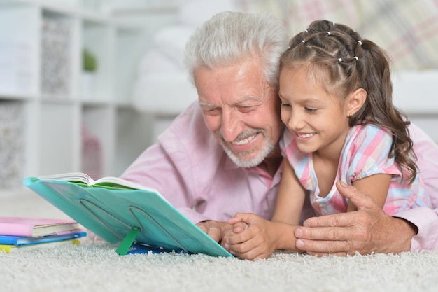 Il nonno aiuta la nipote a fare i compiti a casa