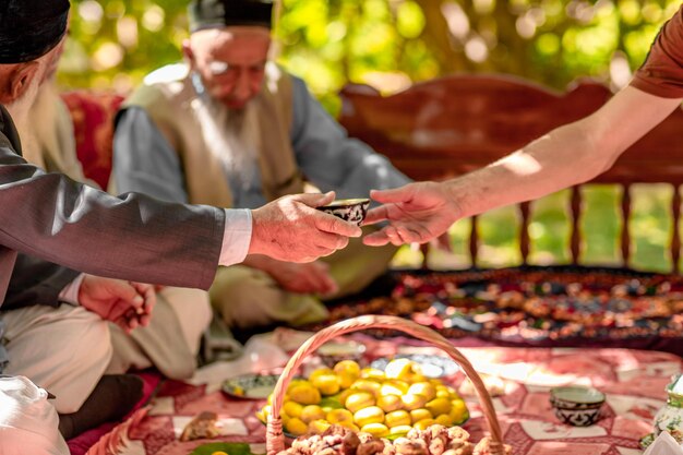 Il nonno dà la sua tazza di tè