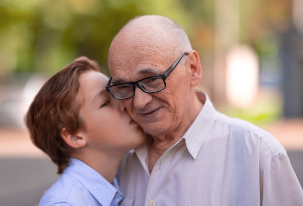 Il nonno è felice di sentire l'amore del nipote