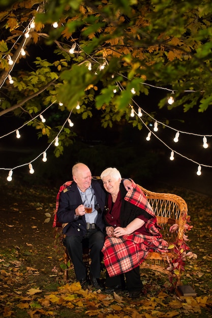 Il nonno e la nonna bevono il tè nel parco.