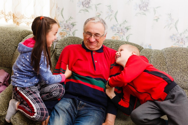 Il nonno passa il tempo con i nipoti in salotto