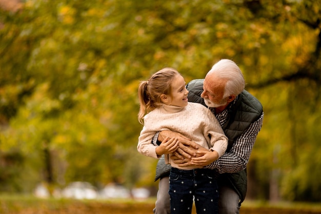 Il nonno trascorre del tempo con sua nipote nel parco il giorno d'autunno