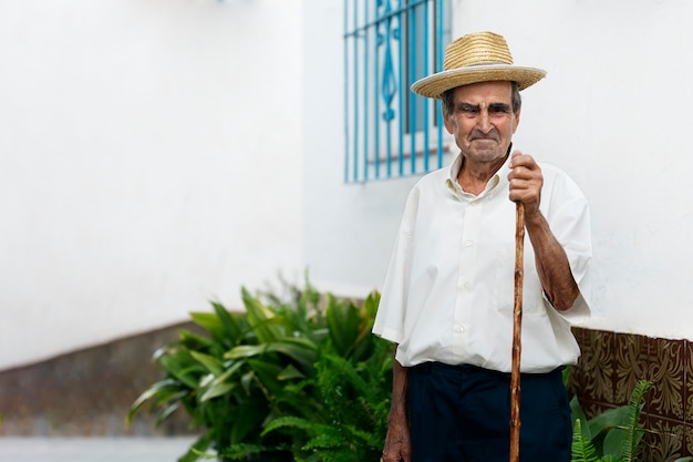 Il nonno trascorre del tempo in campagna