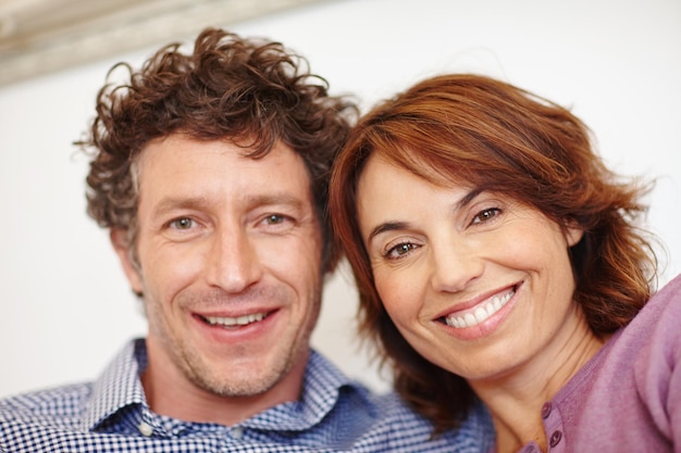 Il nostro amore è perfetto Scatto di una coppia che si fa un selfie a casa