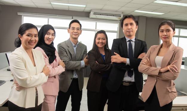 Il nostro team di uomini d'affari asiatici crede nel fare affari.