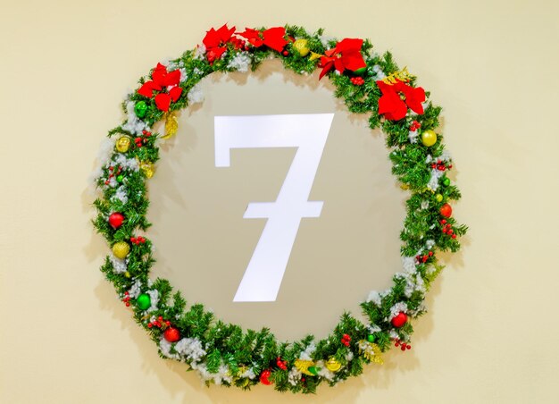 Il numero 7 è sul muro tra i fiori.