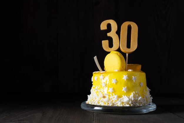 Il numero Trenta su una torta gialla per un anniversario o un compleanno in chiave dark