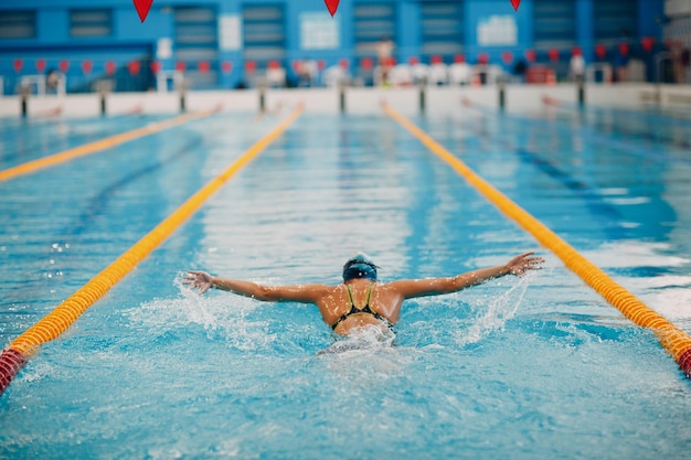Il nuotatore della giovane donna nuota nella piscina
