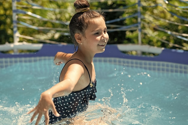 Il nuoto è il mio happy hour Bambino felice nuotare in piscina Tempo libero e svago