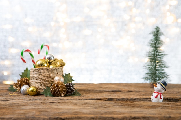 Il nuovo anno di Natale con il fondo attuale del pino del regalo celebra il tempo dell&#39;occasione speciale felice