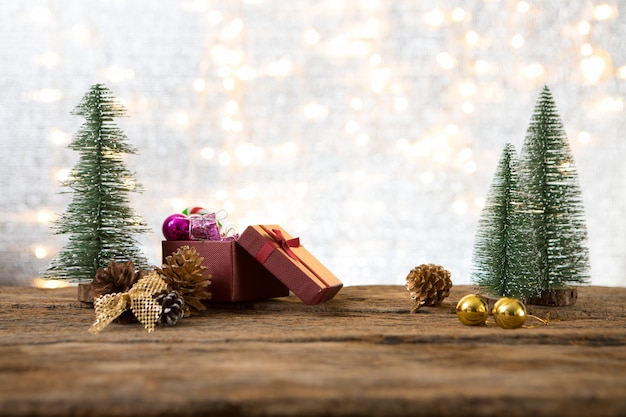 Il nuovo anno di Natale con il fondo attuale del pino del regalo celebra il tempo dell&#39;occasione speciale felice