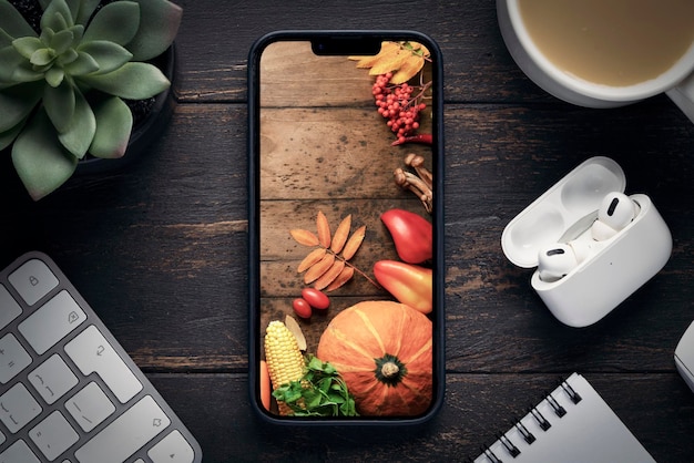 Il nuovo iPhone 14 pro max con uno screensaver raccolto autunnale sullo schermo Krasnoyarsk Russia 2022 10 01