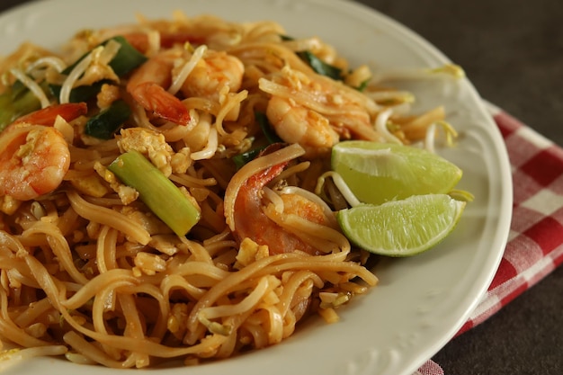 Il pad thai è un piatto di spaghetti di riso saltati in padella comunemente servito come cibo di strada thailandese.