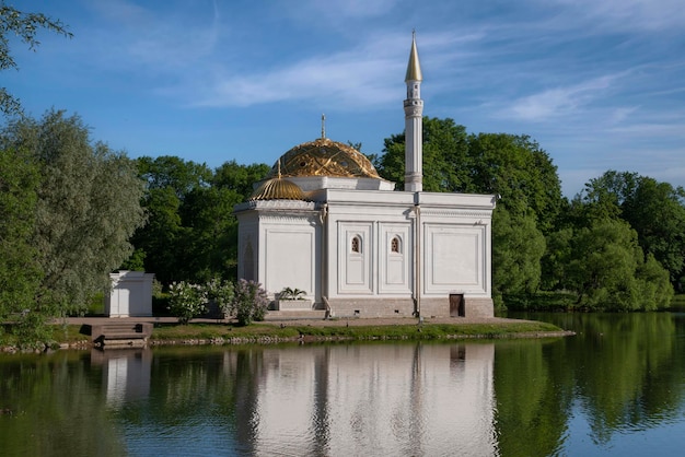 Il padiglione del bagno turco sulla riva di un grande stagno nel Parco di Caterina a Carskoe Selo in una soleggiata giornata estiva Pushkin San Pietroburgo Russia