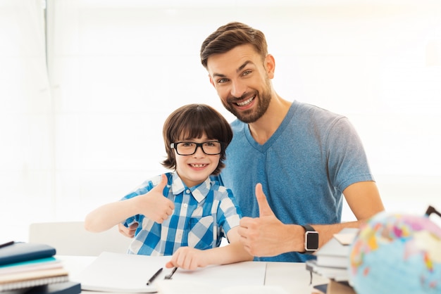 Il padre aiuta suo figlio a fare i compiti a scuola.