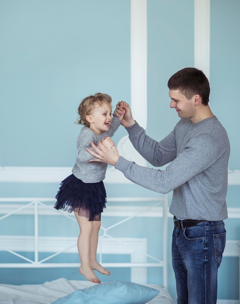 Il padre amorevole gioca con la piccola figlia felice