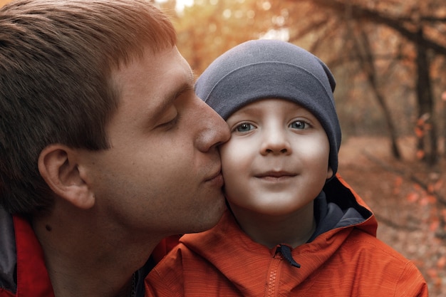 Il padre bacia suo figlio sulla guancia