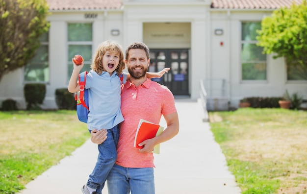 Il padre guida un bambino in prima elementare Il padre sostiene e motiva il figlio Kid che va alla scuola elementare