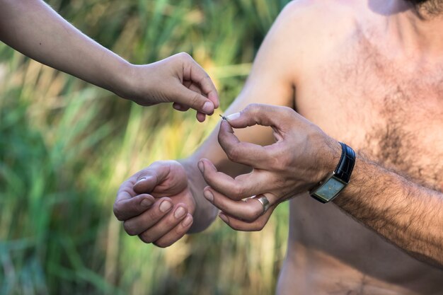 Il padre insegna a suo figlio a fare attrezzi da pesca