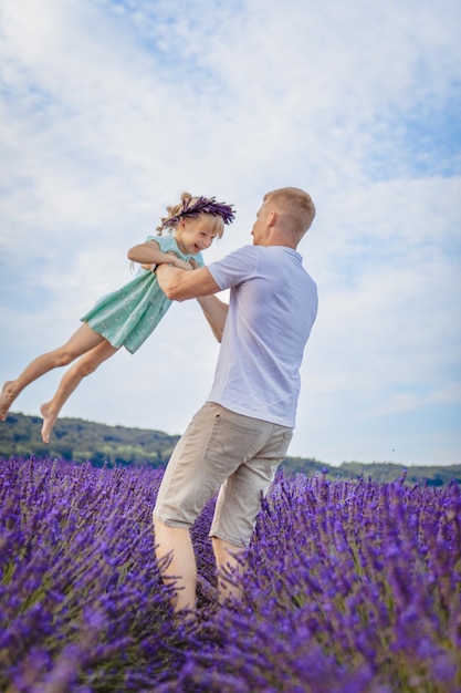 Il padre solleva sua figlia