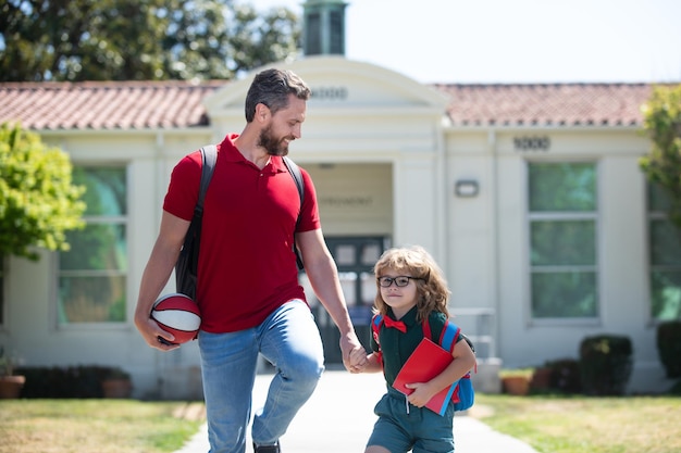 Il padre sostiene e motiva il figlio che va alla scuola elementare