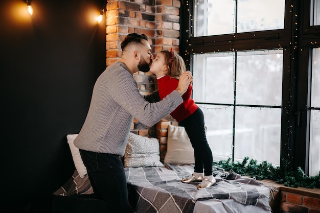 il padre sta giocando con sua figlia a casa la vigilia di Natale