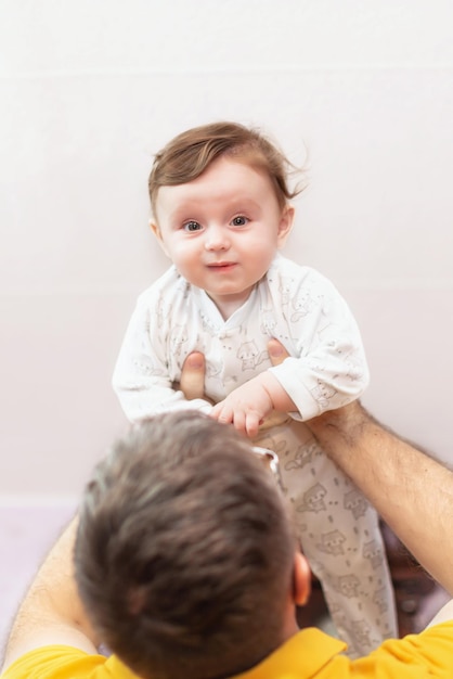 Il padre tiene il bambino sopra di sé