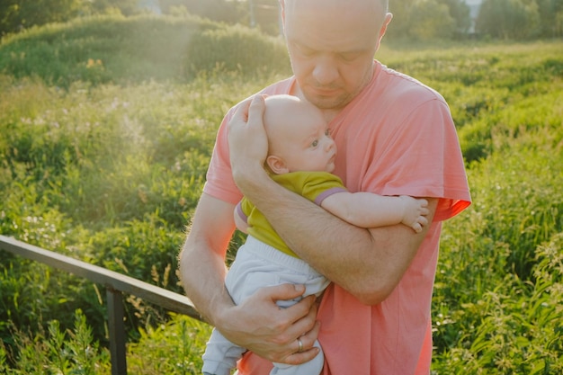 Il padre tiene in braccio un bambino