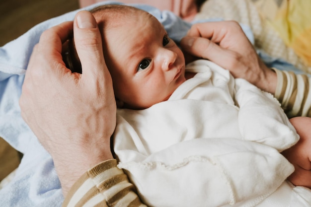 Il padre tiene in braccio un bambino