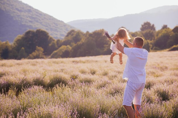 Il padre torce sua figlia in abiti bianchi