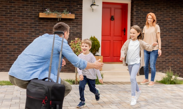 Il padre tornò a casa dal viaggio e il figlio, la figlia e la moglie, gli corsero incontro