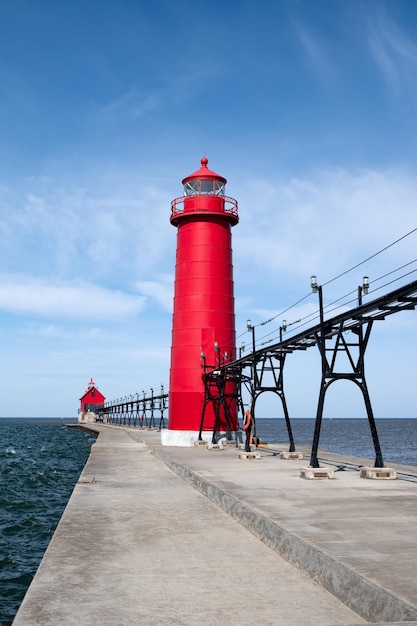 Il paesaggio del molo del Grand Haven Lighthouse e della passerella sul lago Michigan Michigan USA