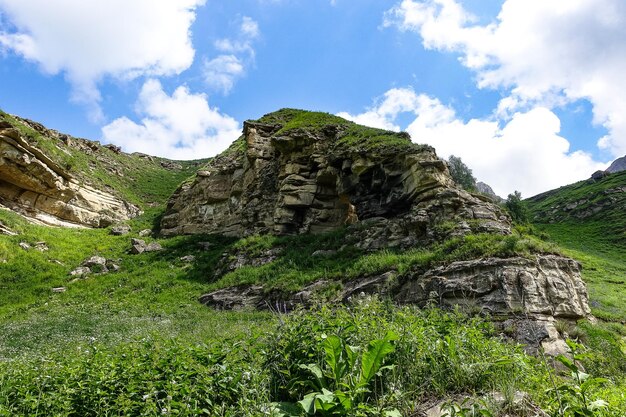 Il paesaggio del verde Aktoprak passa nel Caucaso la strada e le montagne sotto nuvole grigie