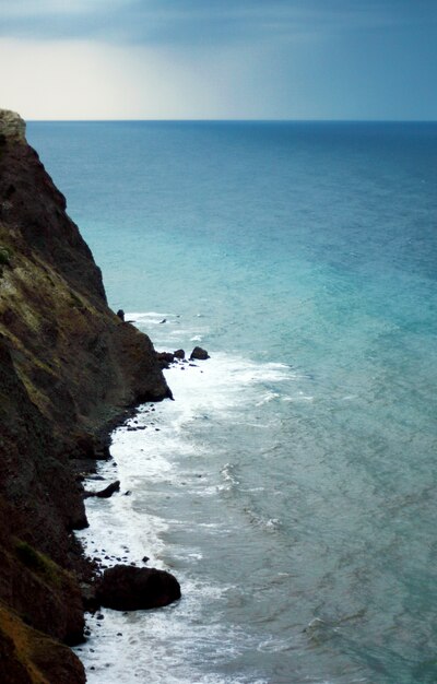 Il paesaggio della costa rocciosa del Mar Nero.