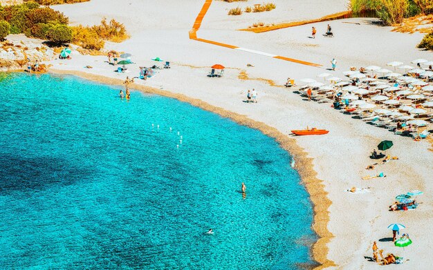 Il paesaggio della spiaggia di Chia e delle acque blu del Mar Mediterraneo in provincia di Cagliari nel sud della Sardegna in Italia. Scenario e natura. Tecnica mista.