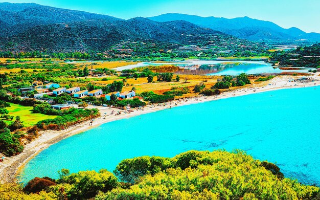 Il paesaggio della spiaggia di Chia e delle acque blu del Mar Mediterraneo in provincia di Cagliari nel sud della Sardegna in Italia. Scenario e natura. Tecnica mista.