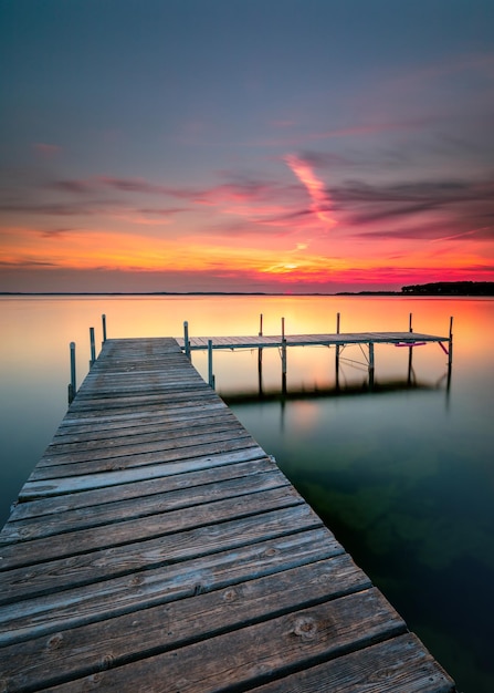 il paesaggio di Guardare l'alba sulla passerella di legno in riva al mare