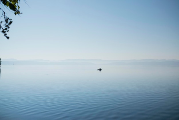 Il paesaggio di un bellissimo lago blu in estate in una giornata di sole