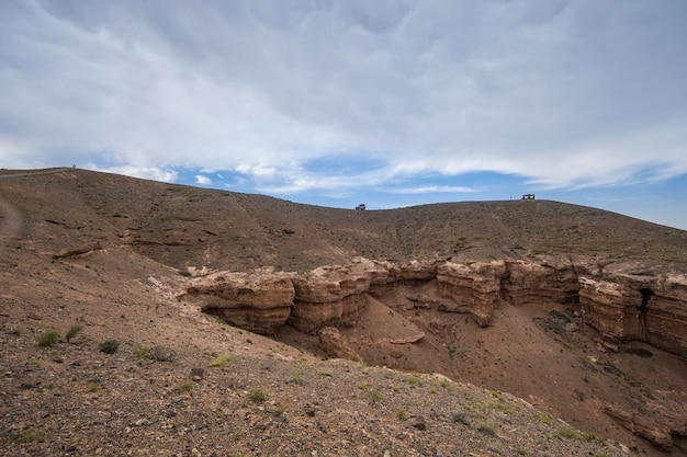 il paesaggio di un deserto di pietra con le colline