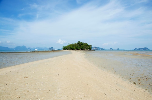 Il paesaggio e il paesaggio marino della spiaggia o del mare di tombolo vanno alla piccola isola nell'Oceano delle Andamane mentre il livello dell'acqua del mare è diminuito a Koh Yao Noi a Phang Nga Thailandia