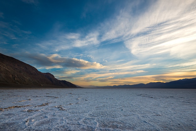 Il paesaggio iconico di Badwater Basin, la più bassa altitudine dell&#39;emisfero occidentale