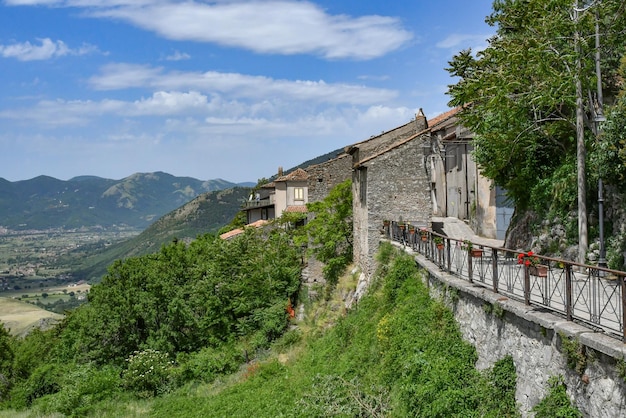 Il paesaggio intorno a Marsicovetere, un villaggio nelle montagne della Basilicata, in Italia