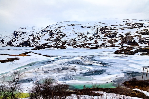 Il paesaggio invernale: lago ghiacciato e montagna