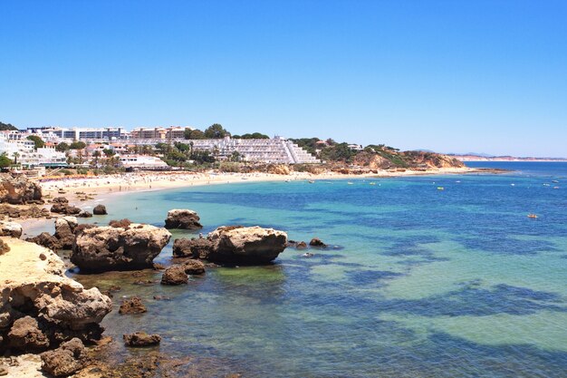 Il paesaggio marino si affaccia sulla spiaggia e sull'hotel. Portogallo.