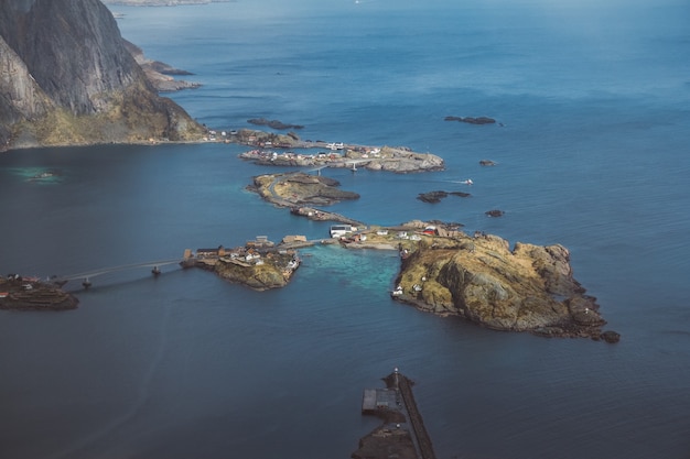 Il paesaggio scenico delle isole di Lofoten picchi i laghi e le case