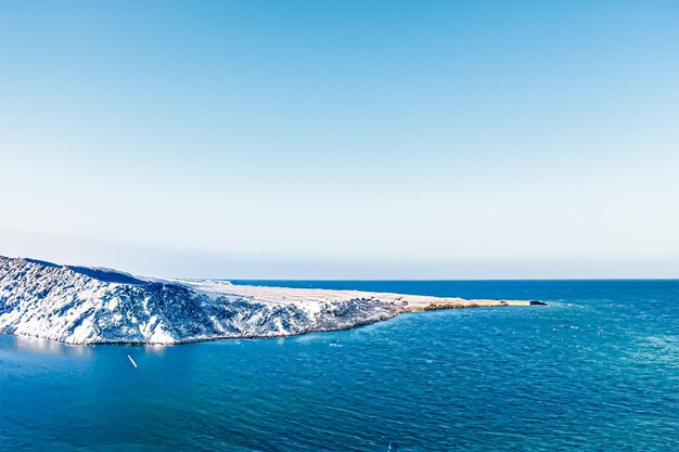 Il paese delle meraviglie invernale e il paesaggio di fantasia di Natale congelato mare e montagne coperte di neve e...