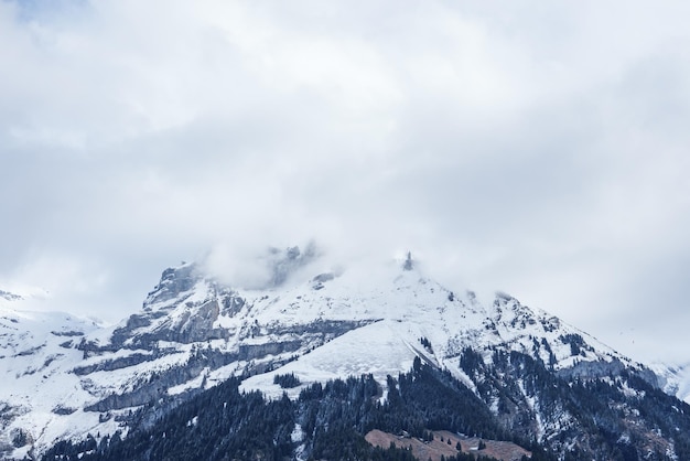Il paese delle meraviglie invernali in Engelberg, in Svizzera, con le cime coperte di nuvole