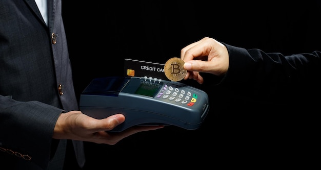 Il pagamento con BTC Bitcoin sostituirà la carta di credito e sarà il pagamento standard per ogni negozio al dettaglio Dispositivo di attesa del cassiere del negozio per il pagamento in criptovaluta Mockup copyspace su sfondo nero