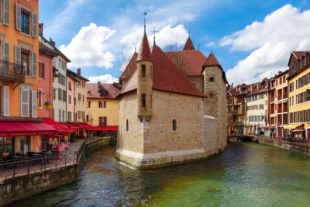 Il Palais de l'Isle e il fiume Thiou al mattino nella città vecchia di Annecy, Venezia delle Alpi, Francia