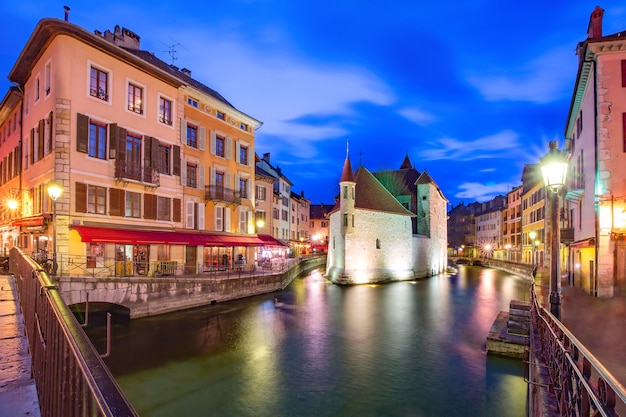 Il Palais de l'Isle e il fiume Thiou durante l'ora blu mattutina nella città vecchia di Annecy, Venezia delle Alpi, Francia